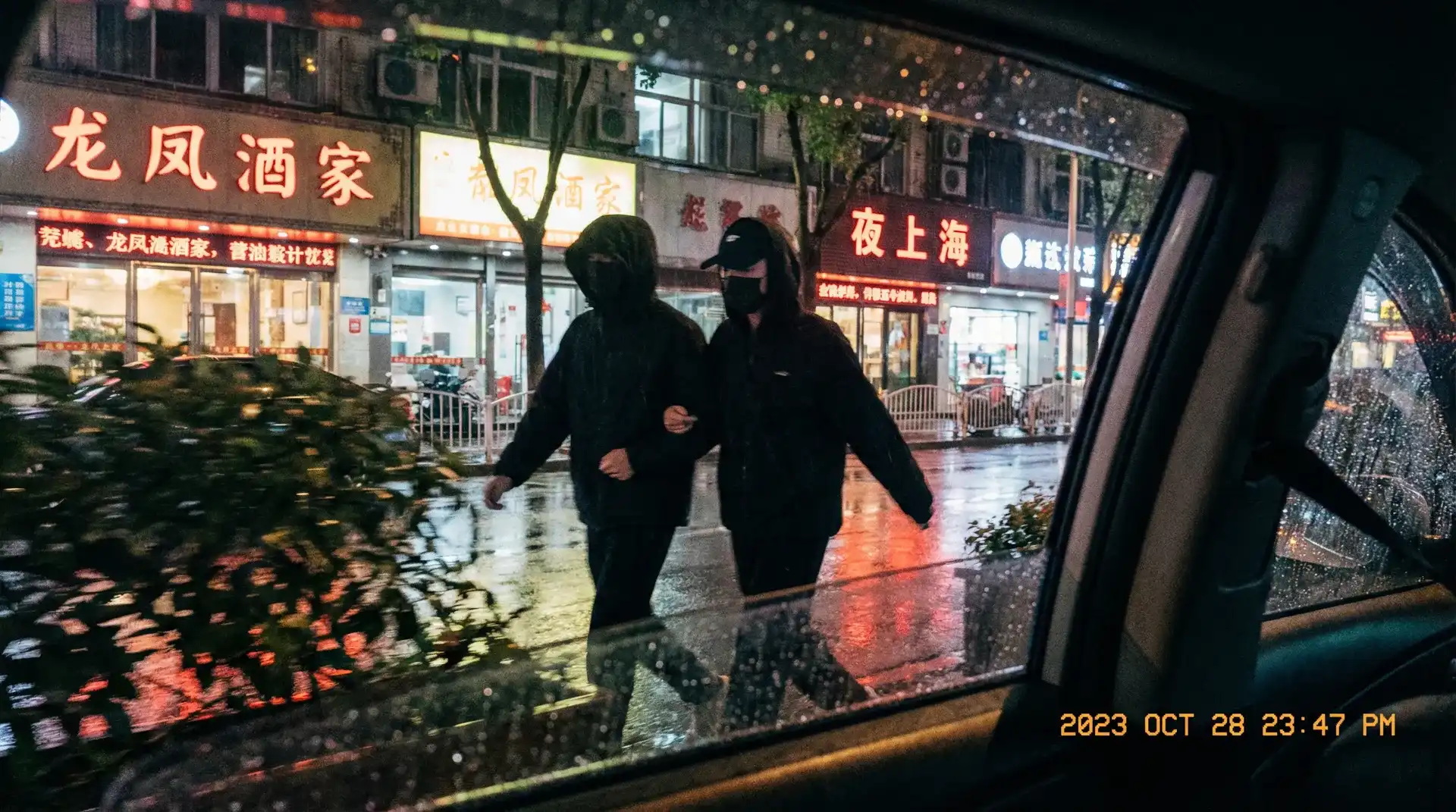 【旧里番专区】旧里番交流社区 - 自媒体观察导航 - 顶流明星深夜密会现场抓拍照片